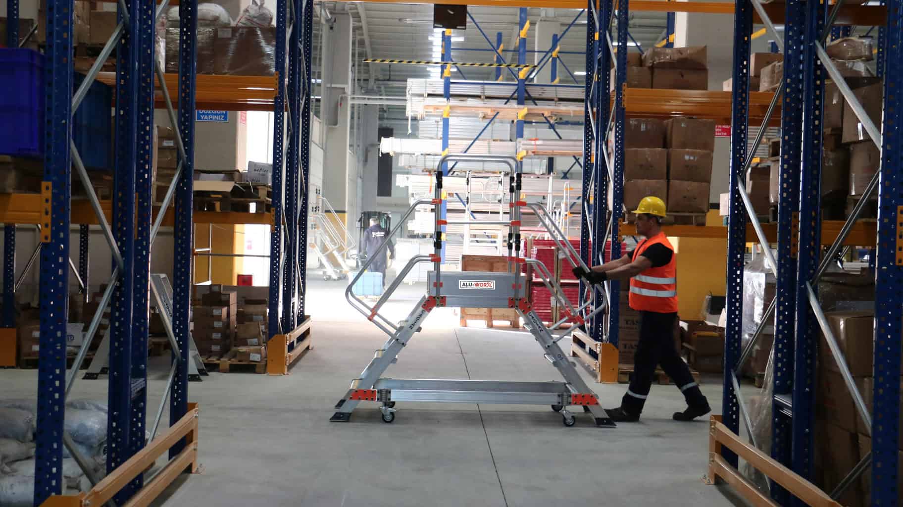 Alu_Worx_Podesttreppe_beidseitig_begehbar_gebrauch-scaled