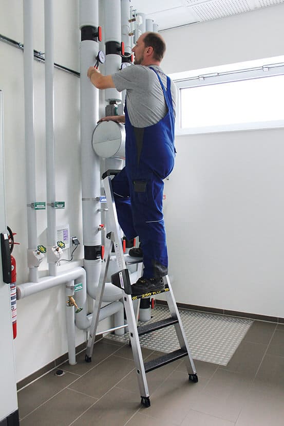 Guenzburger-Steigtechnik-Alu-Stehleiter-250kg-einseitig-begehbar-mit-clip-step-R13