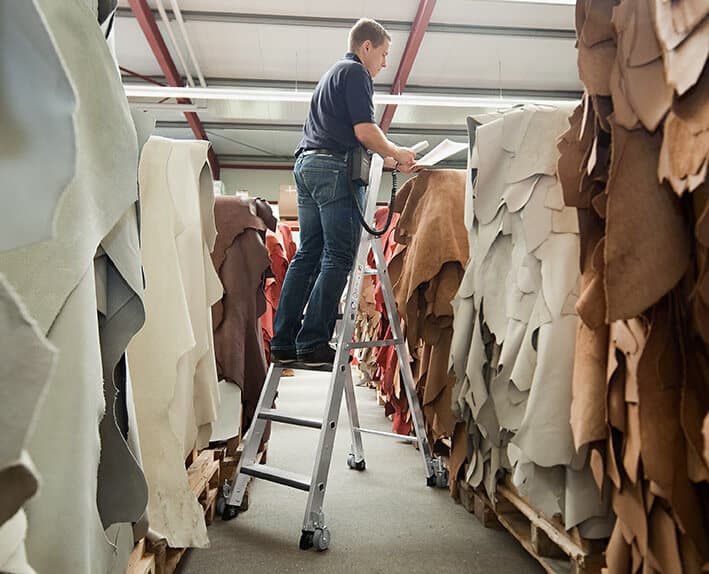 Guenzburger-Steigtechnik-Alu-Stehleiter-einseitig-begehbar-mit-relax-step®-und-Rollen