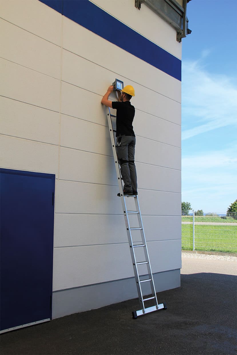 Guenzburger-Steigtechnik-Anlegeleiter-SprossenSafe-R13-mit-Standard-Traverse