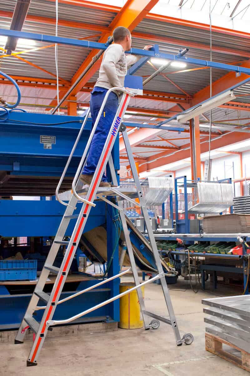 Hymer_8081_Plattformleiter_mit_Kipprollen_und_langem_Handlauf_2-1