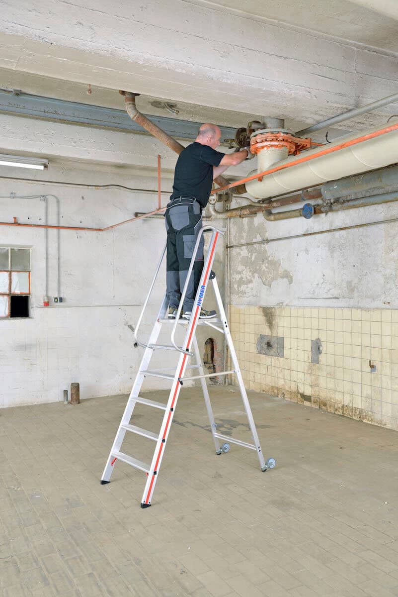 Hymer_8081_Plattformleiter_mit_Kipprollen_und_langem_Handlauf_3-1