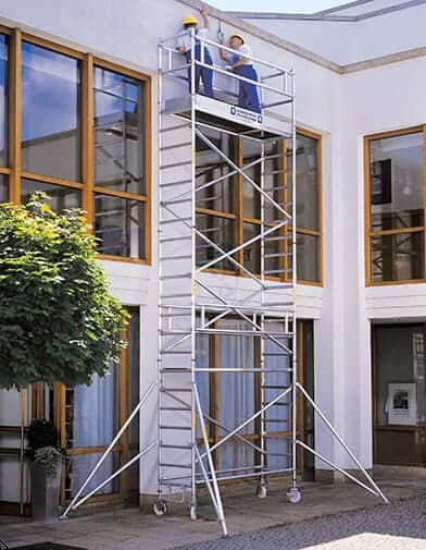 Steigtechnik-RollGeruest-mit-Auslegern-schmal-in-Gebrauch