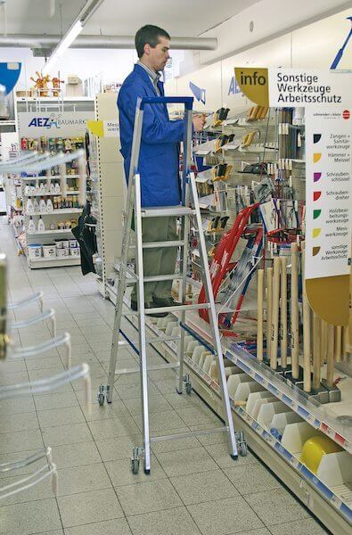 krause_stabilo_stufen_stehleiter_fahrbar_gebrauch